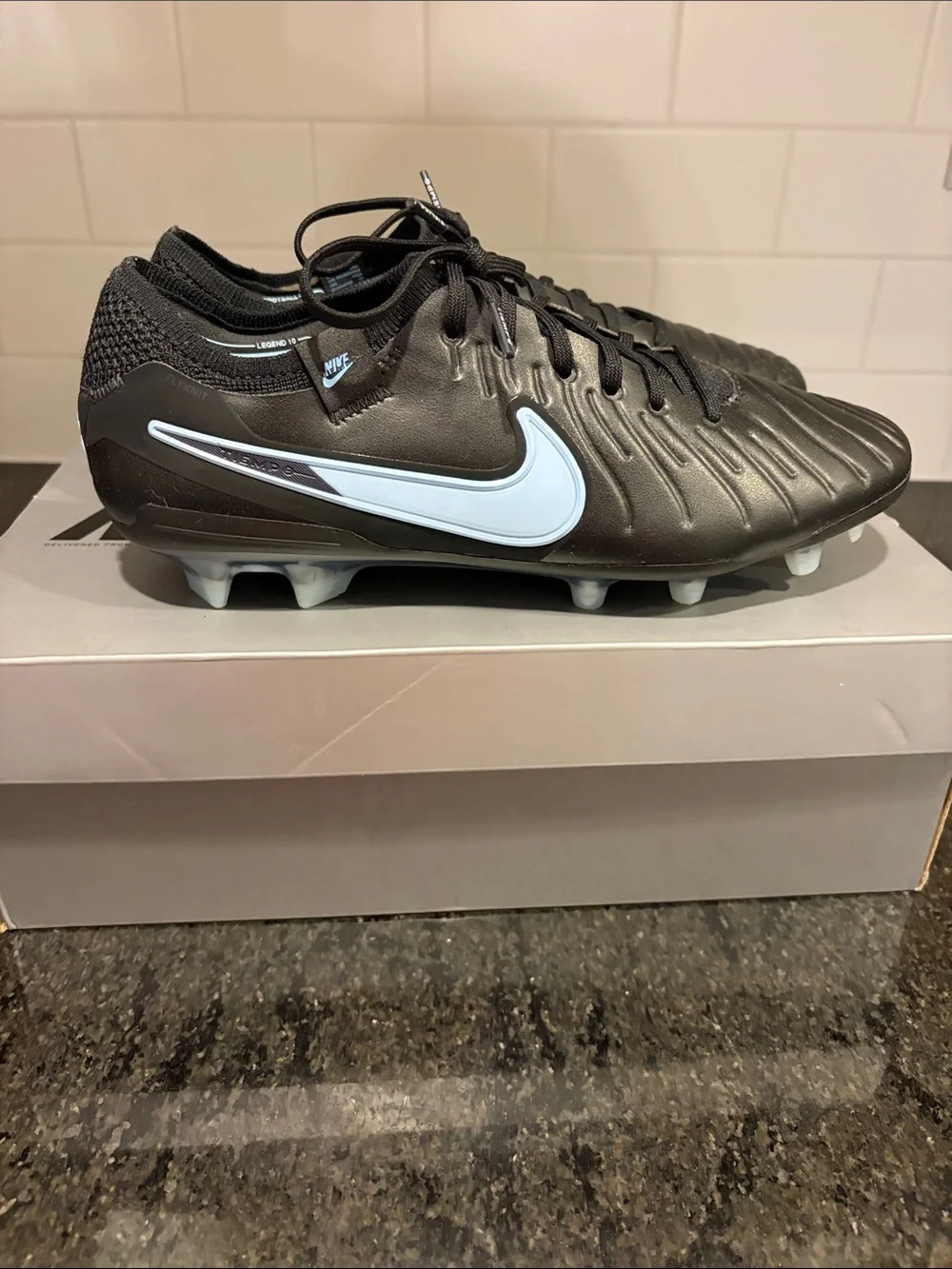 Nike Tiempo Legend 10 Elite FG Men’s 7.5/Women’s 9 NWB and Shoe bag